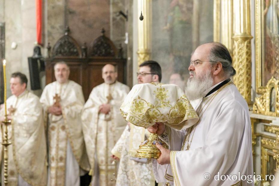 „Troița de arhierei” la Catedrala Mitropolitană: Studenții și profesorii Facultății de Teologie și-au cinstit sfinții ocrotitori / Foto: pr. Silviu Cluci